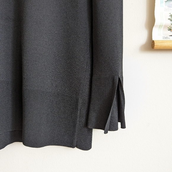 Theory Britona Lustrate Heavy Knit Crepe V-Neck Blouse in Black, size medium - Picture 4 of 6